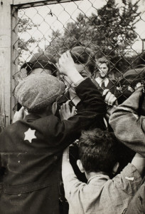 lodz_ghetto_children-talking-through-fence-698x1024.jpg lodz_ghetto_children-talking-through-fence-698x1024.jpg